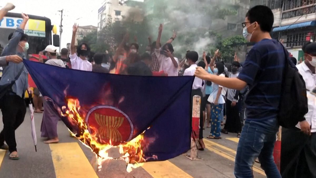 معترضان در میانمار پرچم آسه‌آن را به آتش کشیدند