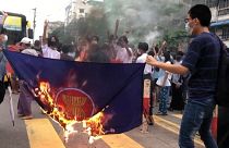 معترضان در میانمار پرچم آسه‌آن را به آتش کشیدند