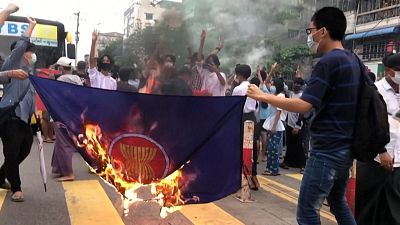 شاهد: متظاهرون يحرقون علم رابطة دول جنوب شرق آسيا مع بدء محاكمة أون سان سو تشي