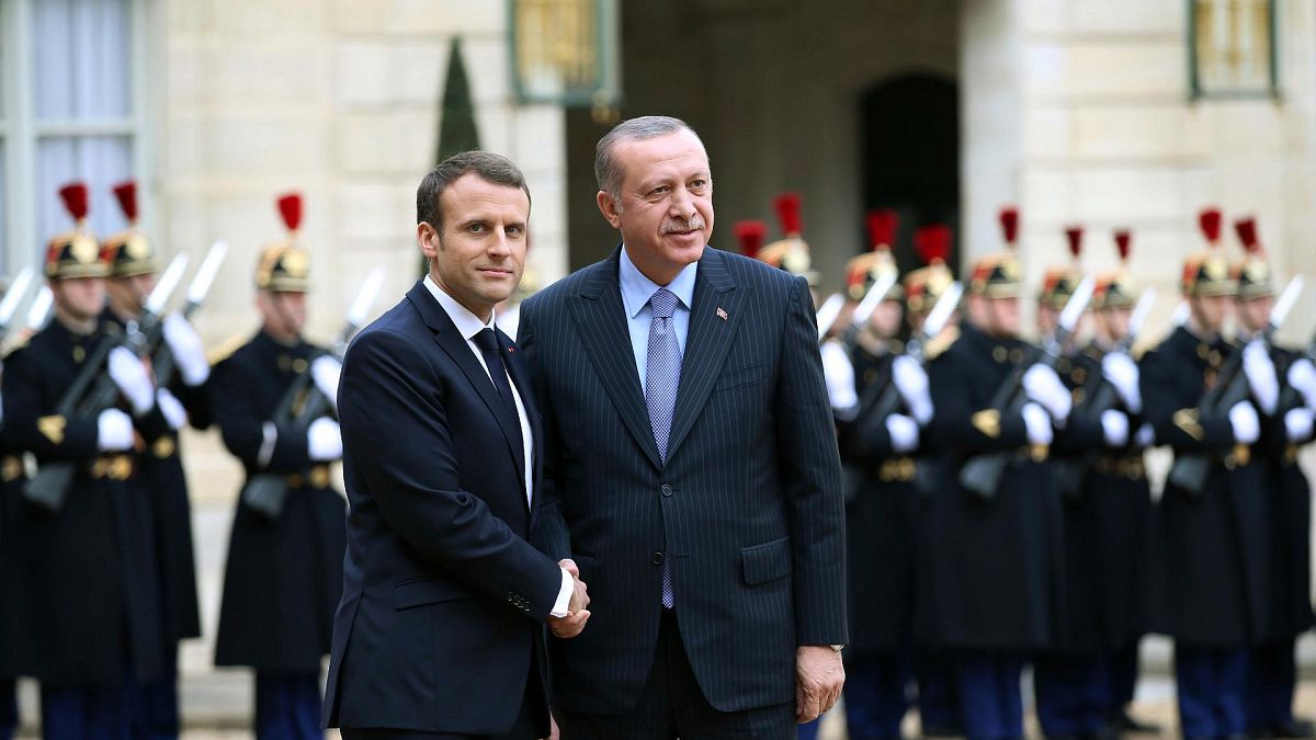 الرئيس الفرنسي إيمانويل ماكرون يرحب بالرئيس التركي رجب طيب أردوغان، في قصر الإليزيه في باريس، الجمعة 5 يناير 2018