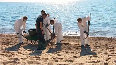 Bombeiros limpam praias da Córsega