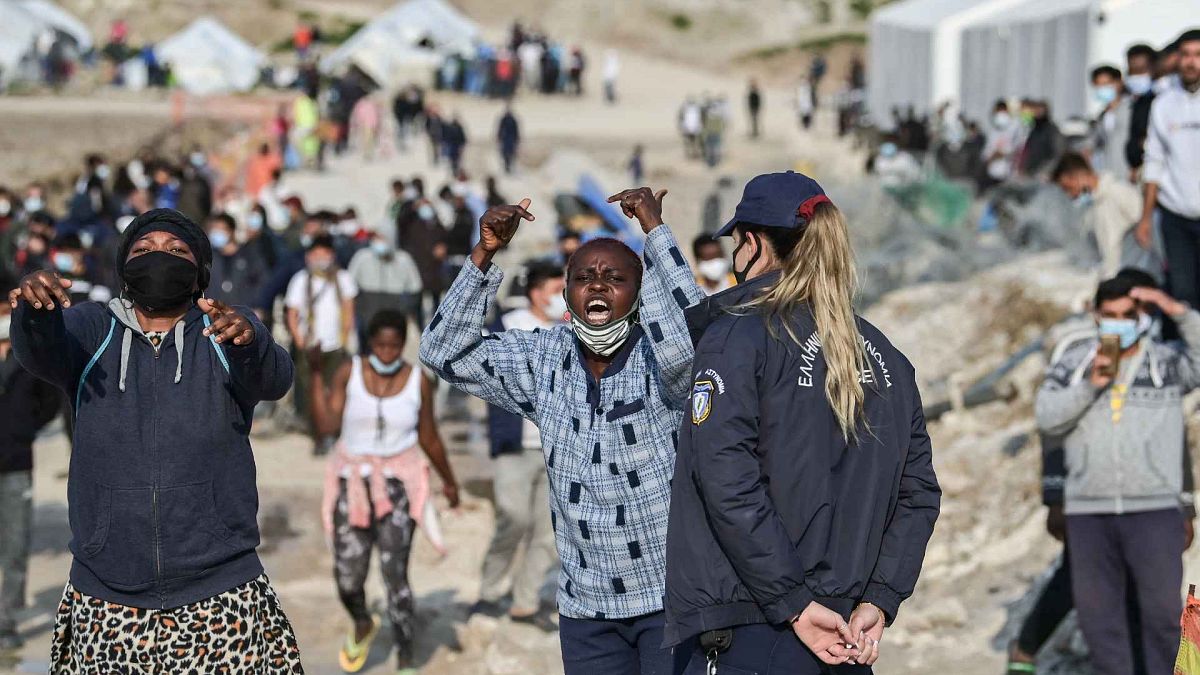 مهاجرات أفريقيات يُطالبن بـ"الحرية" داخل مخيم اللاجئين الجديد في ليسبوس، اليونان، 29 مارس 2021