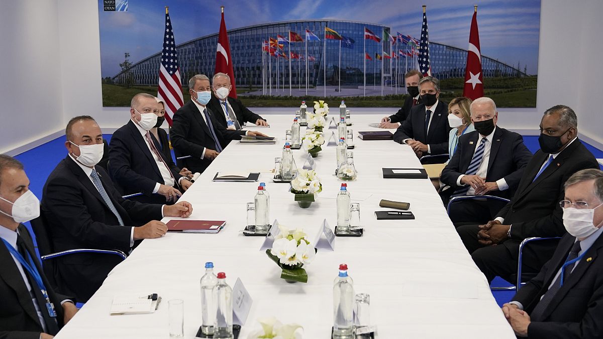 الرئيس الأميركي على اليمين ونظيره التركي على اليسار خلال اجتماع في قمة الناتو في بروكسل. 2021/06/14