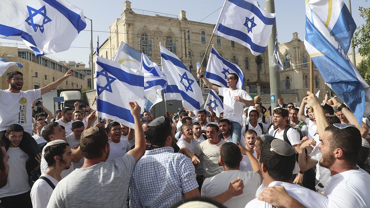 إسرائيليون يلوحون بالأعلام في القدس