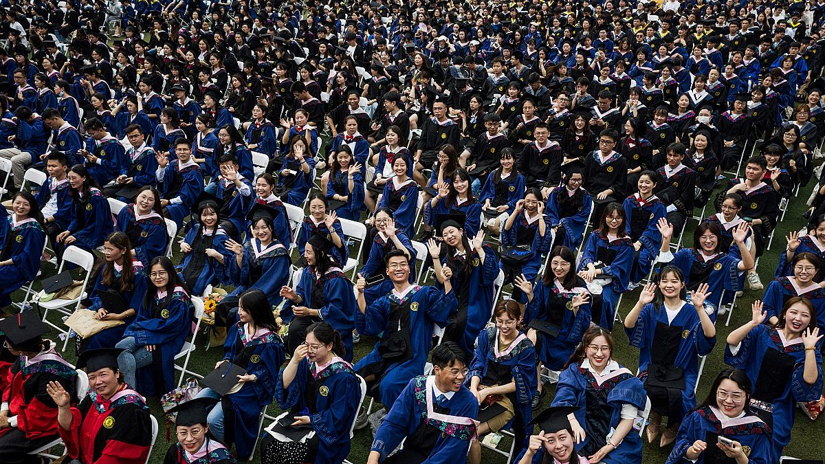11 ألف طالب صيني يشاركون في حفل تخرّج جامعي في مدينة ووهان من دون اتخاذ إجراءات التباعد الاجتماعي ووضع الكمامات على الوجوه