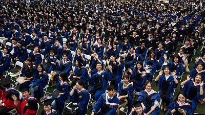 11 ألف طالب صيني يشاركون في حفل تخرّج جامعي في مدينة ووهان من دون اتخاذ إجراءات التباعد الاجتماعي ووضع الكمامات على الوجوه