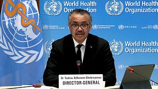 رئيس منظمة الصحة العالمية يؤكد تراجع عدد الإصابات بـ"كورونا" في العالم