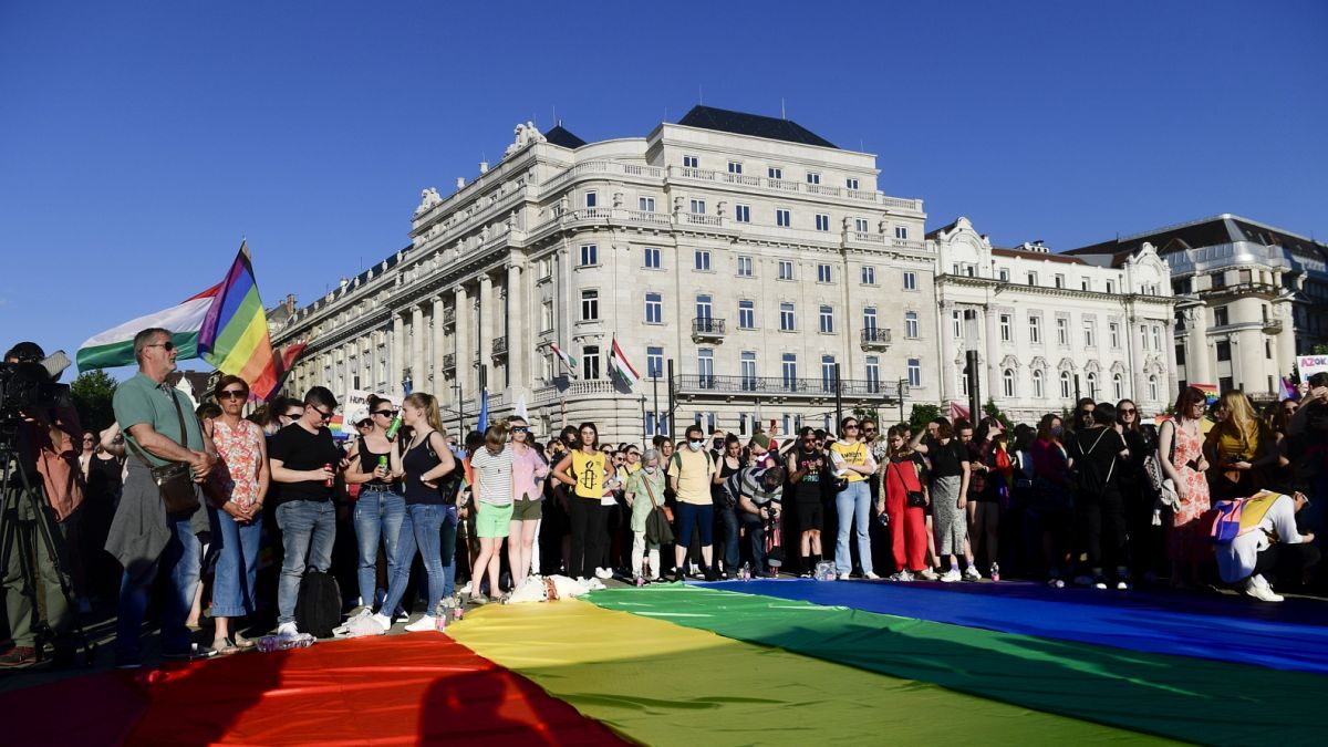 A A pedofilellenes törvényjavaslat elleni hétfői demonstráció az Országház előtti Kossuth téren