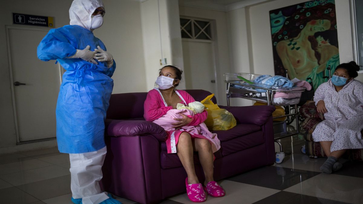 أمٌ مصابة بفيروس كورونا ترضع طفلها في في المعهد الوطني للتوليد في ليما بالبيرو. 