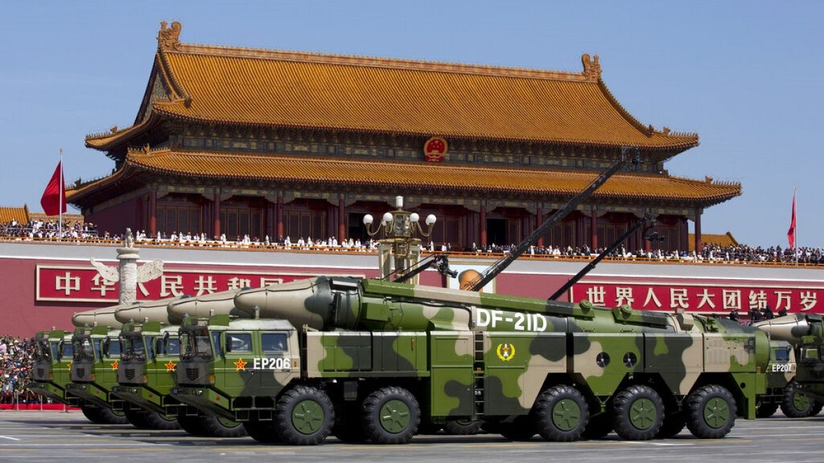 Ballisztikus rakéták egy pekingi katonai parádén 2015-ben