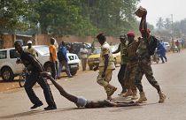 Orta Afrika Ordusu (FACA) mensubu askerler, Müslüman bir kişinin cesedini sürüklerken (arşiv)