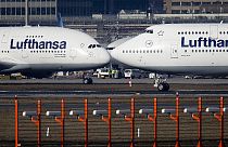 Ein Airbus A380 (links) und eine Boeing 747 (rechts) auf dem Flughafen Frankfurt, 14.02.2019