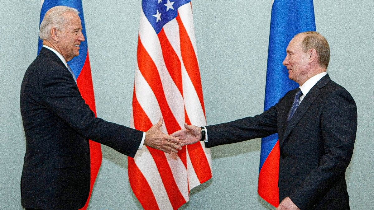 دیدار پوتین و بایدن در سال ۲۰۱۱، زمانی که بایدن معاون اوباما بود و پوتین هم نخست وزیر روسیه 