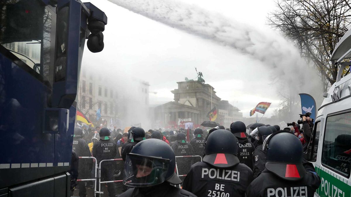 تستخدم الشرطة خراطيم المياه لتفريق المتظاهرين قرب مقر البرلمان الفيدرالي الألماني، في احتجاجات ضد قيود فيروس كورونا، برلين، ألمانيا، 18 نوفمبر 2020
