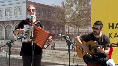 المغنون والموسيقيون غاضبون لاستمرار حظر حفلاتهم رغم فتح الحانات في تركيا
