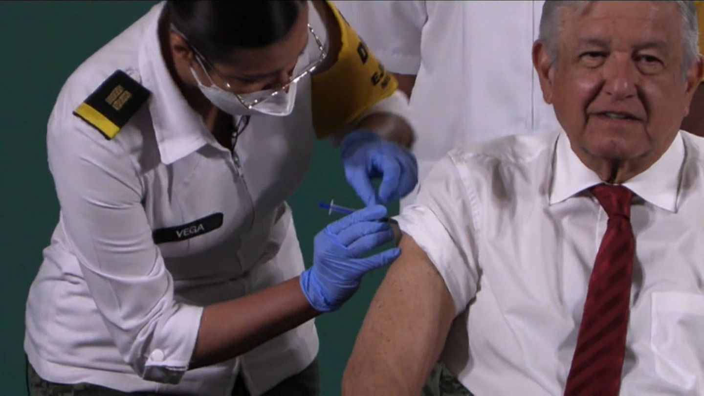 MÉXICO | AMLO se pone la segunda vacuna contra la COVID y da las gracias a  su epidemiólogo jefe | Euronews