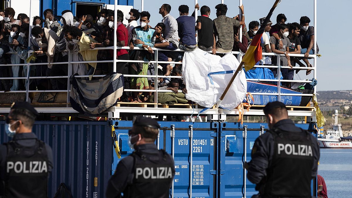 Illegális bevándorlók érkeznek a szicíliai Ragusa közelében fekvő Pozallo kikötőjébe 2021. május 21-én