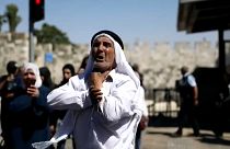 مسنّ فلسطيني يهتف للمسجد الأقصى أثناء مسيرة الأعلام التي نظمهاا المستوطنون الإسرائيليون في القدس 15 ينويز حزيران 2021 
