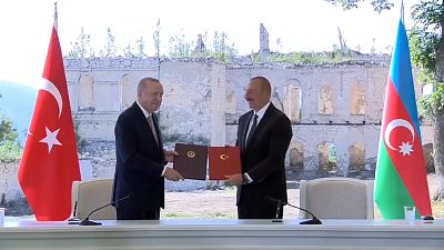 Los presidentes turco y azerbaiyano tras firmar un acuerdo