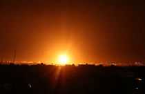 Explosions dans le ciel au-dessus de Khan Younés dans le sud de la bande de Gaza, 16 juin 2021
