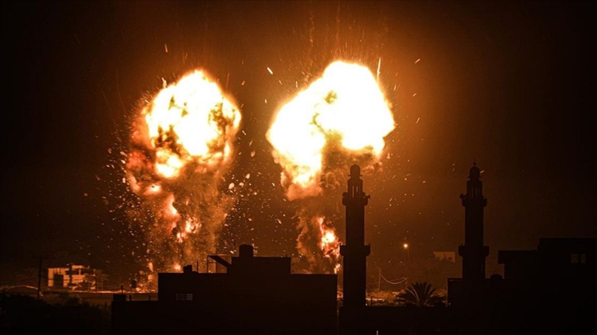 İsrail'in Gazze'ye yaptığı füze saldırısından bir kare.