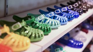 La sandale en plastique Méduse fête ses 75 ans