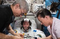 Thomas Pesquet testant sa combinaison spatiale avec les astronautes américains Mark Vande Hei et  Megan McArthur, à bord de l'ISS 
