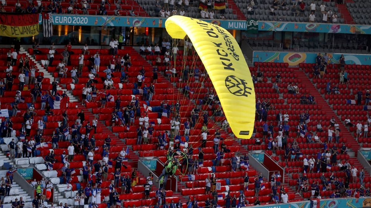 فرود چترباز معترض در حین مسابقه فوتبال یورو۲۰۲۰ بین آلمان و فرانسه