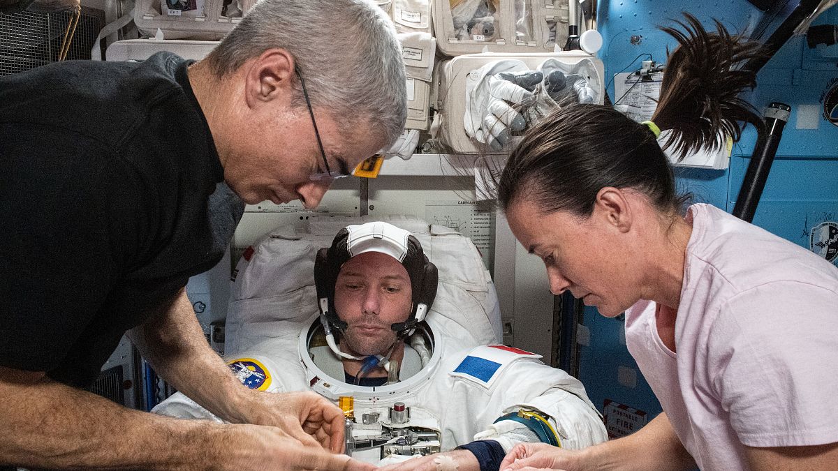 Thomas Pesquet testet seinen Raumanzug mit den amerikanischen Astronauten Mark Vande Hei und Megan McArthur, an Bord der ISS 
