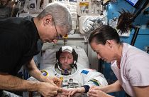 Preparativos en la ISS antes de salir al exterior