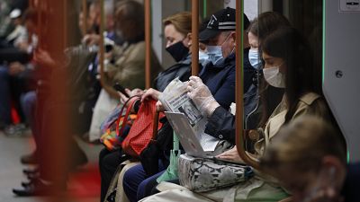 Пассажиры в масках в московском метро