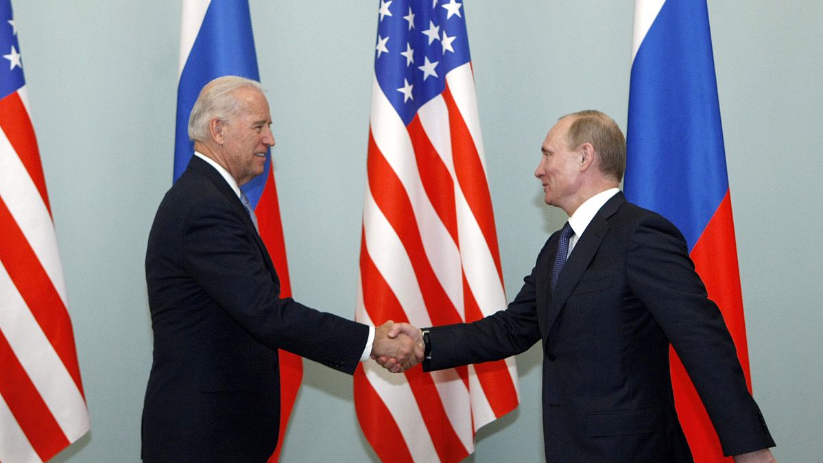 Première poignée de main entre Joe Biden et Vladimir Poutine