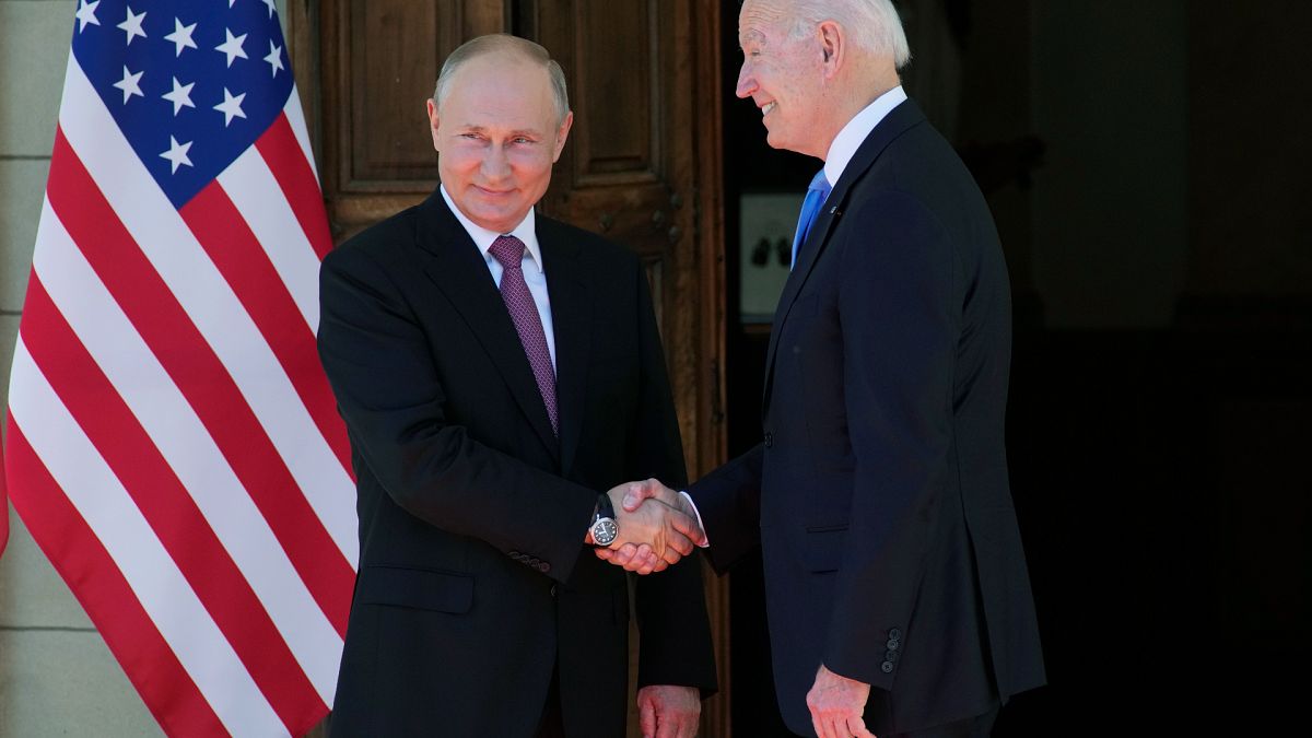 O aperto de mão entre Biden e Putin em Genebra