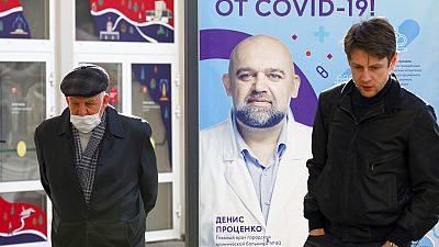 Auf dem Plakat in Moskau steht: "Lassen Sie sich gegen Covid-19 impfen"