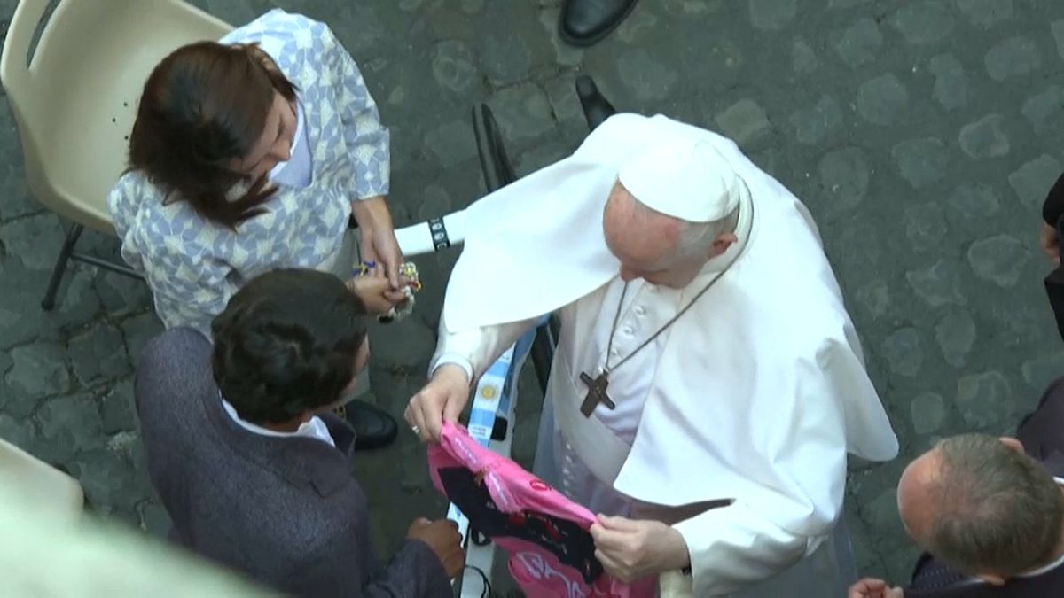 Egan Bernal y su novia entregan al papa Francisco la maglia rossa de ganador del Giro de Italia