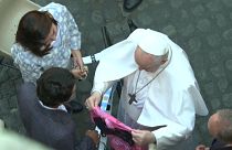 Egan Bernal y su novia entregan al papa Francisco la maglia rossa de ganador del Giro de Italia