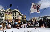 متظاهرون يتوجهون نحو البرلمان ، خلال إضراب عمالي لمدة 24 ساعة في أثينا ، الخميس 10 يونيو 2021.