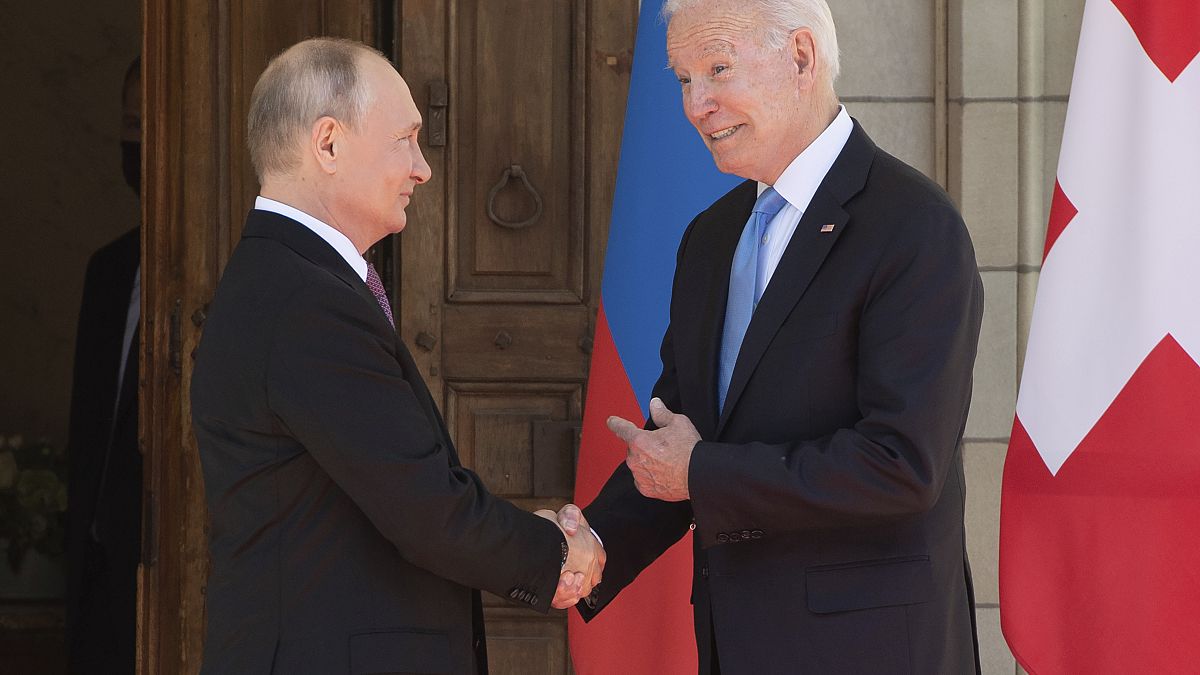 Joe Biden e Vladimir Putin si stringono la mano all'arrivo al meeting