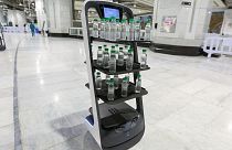 توزیع آب زمزم در مکه توسط ربات‌ها