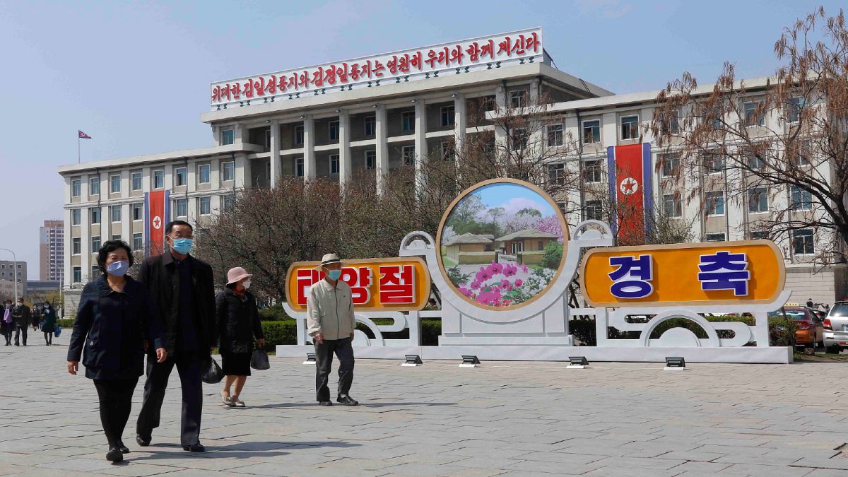 ساحة النصر وسط بيونغ يانغ عاصمة كوريا الشمالية