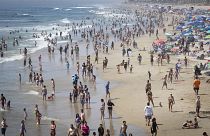 شاطئ هنتنغتون في كاليفورنيا، خلال موجة حر. 