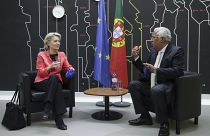  رئيس الوزراء البرتغالي أنطونيو كوستا ورئيسة المفوضية الأوروبية أورسولا فون دير لاين ، لشبونة، 16 حزيران/يونيو 2021