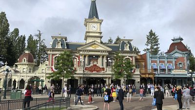 Megnyitott Disneyland - további lazítások Európában