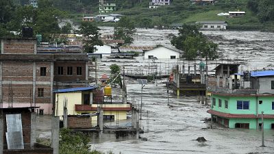 شاهد: فيضانات أغرقت بلدة بأكملها في نيبال