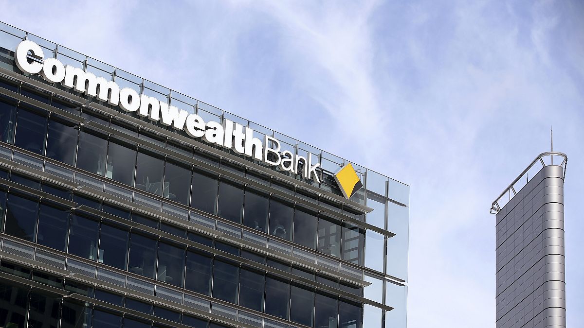 العلامة التجارية لبنك الكومنولث في مقره الرئيسي في سيدني، استراليا.