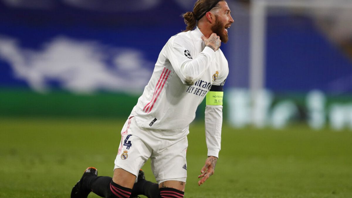 Sergio Ramos, del Real Madrid, gesticula durante el partido de fútbol de semifinales de la Liga de Campeones entre el Chelsea y el Real Madrid.