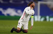 Sergio Ramos, del Real Madrid, gesticula durante el partido de fútbol de semifinales de la Liga de Campeones entre el Chelsea y el Real Madrid.
