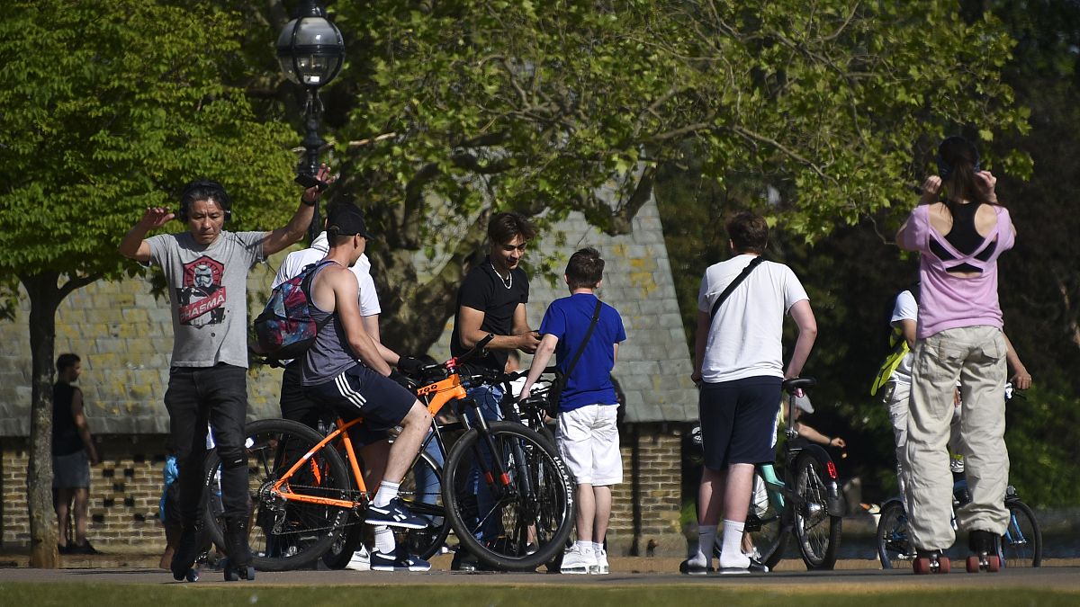 Londra'daki Hyde Park'ta gençler 