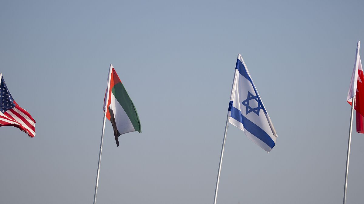 الأعلام الأميركي والإماراتي والإسرائيلي والبحريني فوق جسر السلام (إسرائيل) 