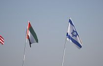 الأعلام الأميركي والإماراتي والإسرائيلي والبحريني فوق جسر السلام (إسرائيل)